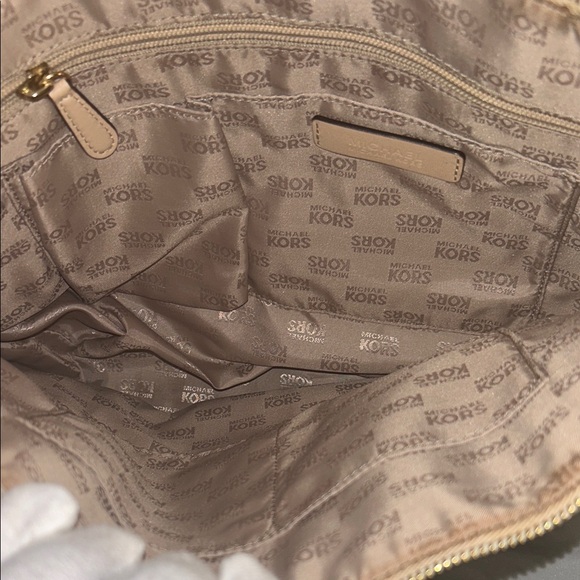 MICHAEL KORS Vanilla Signature Logo East West Tote Bag - Picture 4 of 4